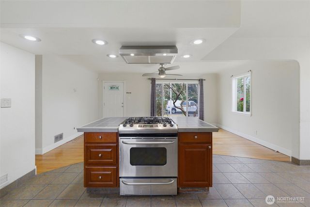 16 Oak Park Drive SW, Lakewood, WA 98499
