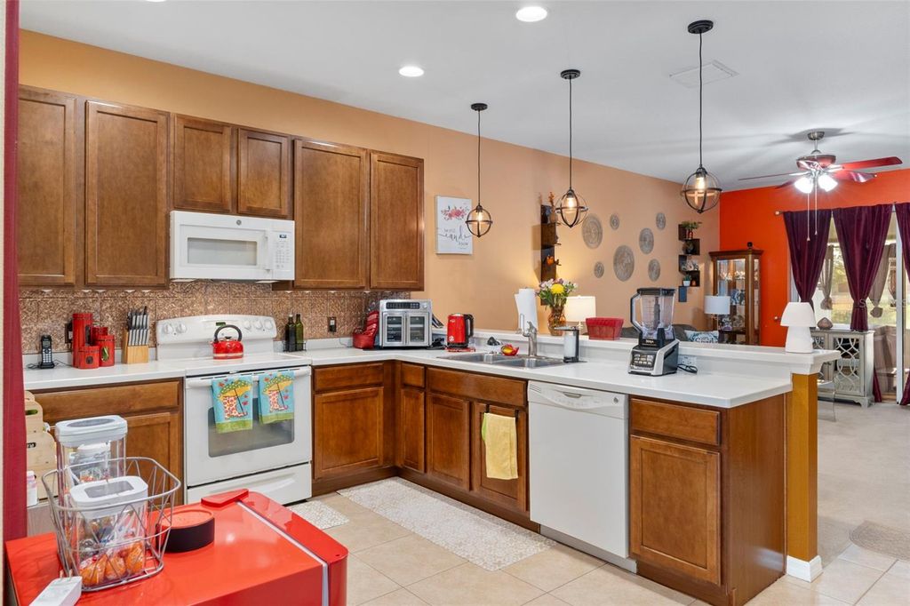 Image 11 of property listing at 8398 INDIAN LAUREL LANE, Brooksville, FL 34613