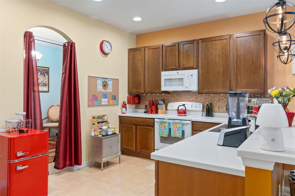 Image 9 of property listing at 8398 INDIAN LAUREL LANE, Brooksville, FL 34613