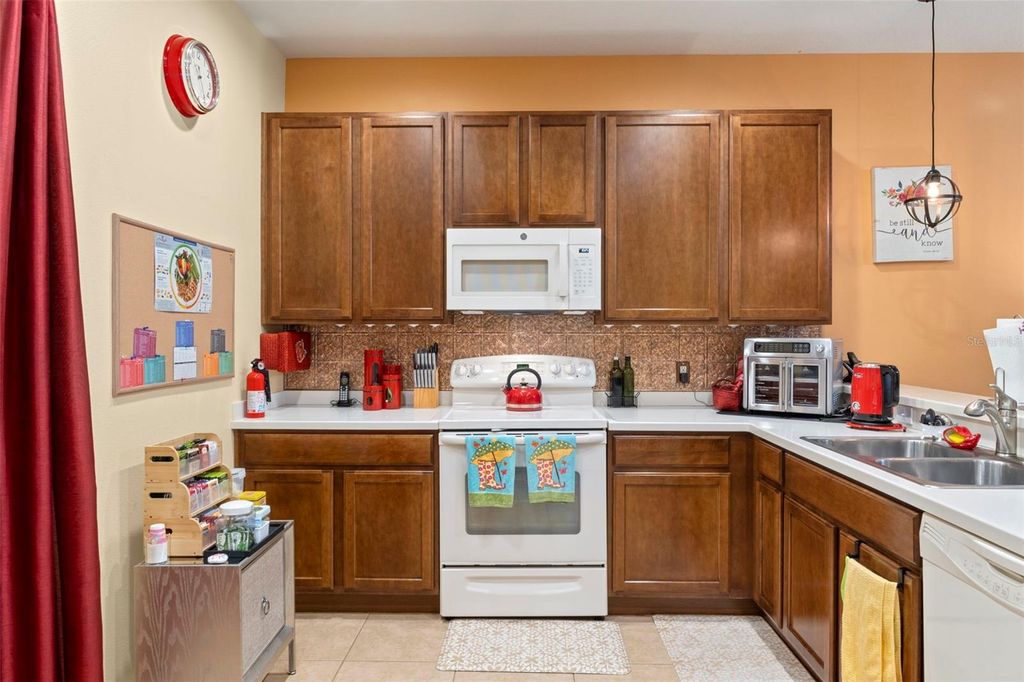 Image 10 of property listing at 8398 INDIAN LAUREL LANE, Brooksville, FL 34613