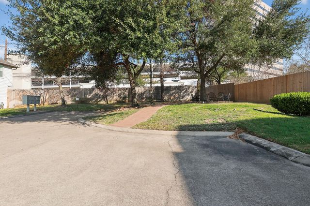 2636 Couch Street, Houston, TX 77008