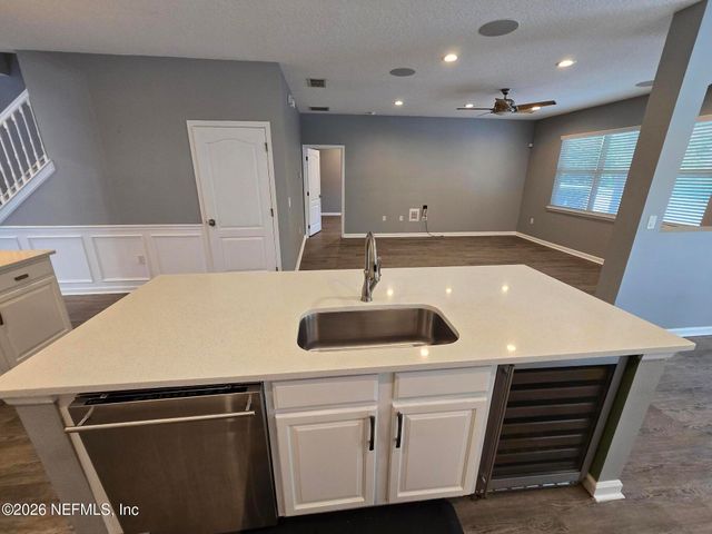 180 THORNLOE Drive, Jacksonville, FL 32259
