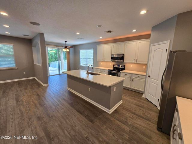 180 THORNLOE Drive, Jacksonville, FL 32259