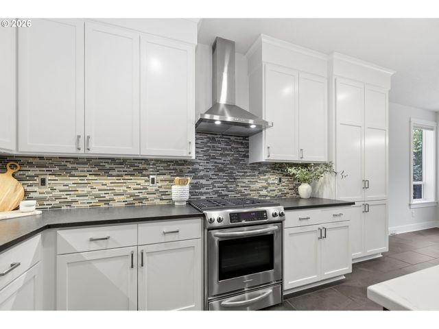 1930 STERLING PARK Pl, Eugene, OR 97408