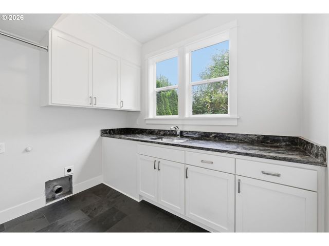 1930 STERLING PARK Pl, Eugene, OR 97408