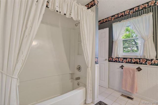 5090 Torrey Road, Flint, MI 48507