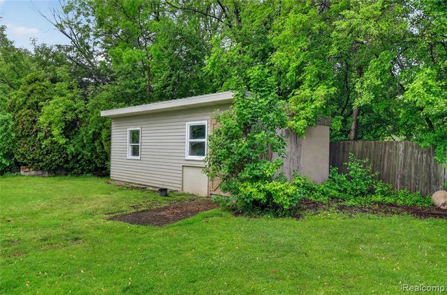 5090 Torrey Road, Flint, MI 48507