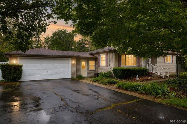 5090 Torrey Road, Flint, MI 48507