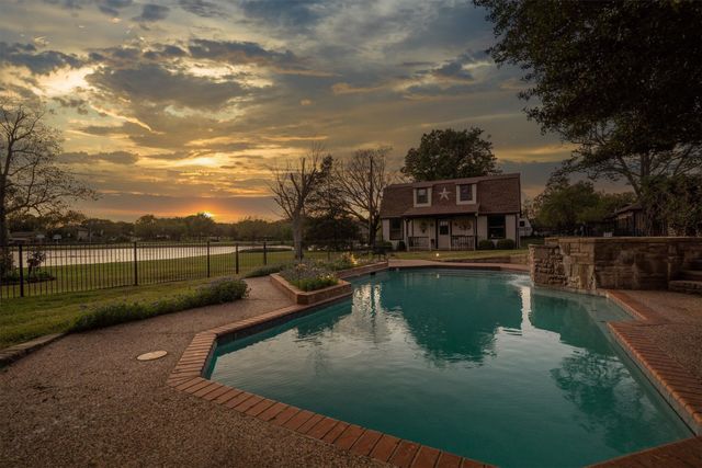 210 N Forest Lane, Double Oak, TX 75077