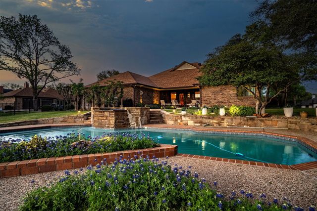 210 N Forest Lane, Double Oak, TX 75077