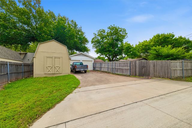 829 Ray Andra Drive, Desoto, TX 75115