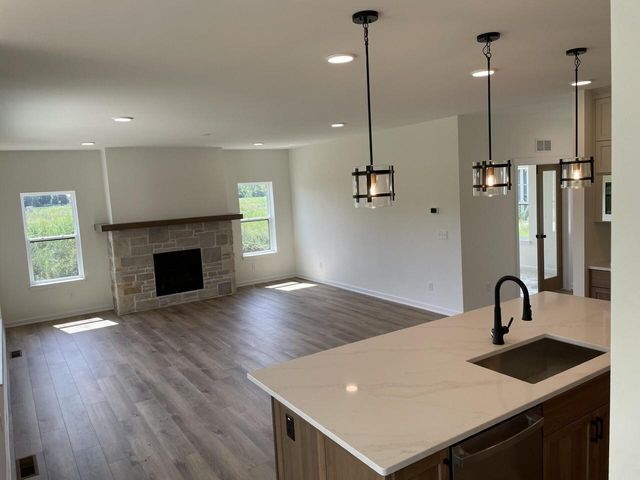 W275N8210 Harvest COURT, Hartland, WI 53029