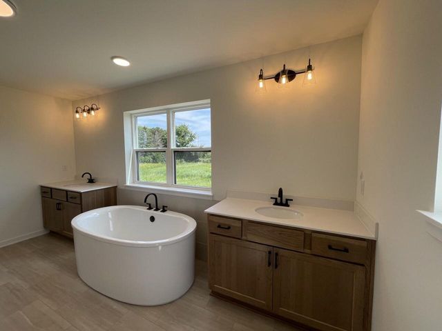 W275N8210 Harvest COURT, Hartland, WI 53029