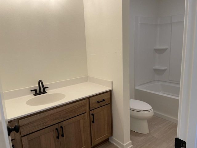 W275N8210 Harvest COURT, Hartland, WI 53029