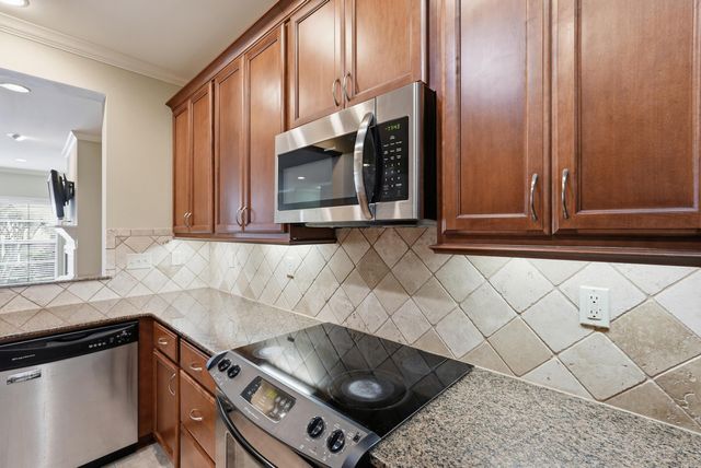 17 Chapman Ln, Little Rock, AR 72211