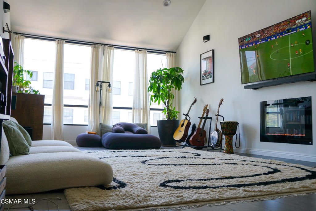 1900 Vine Street 303, Los Angeles, CA 90068