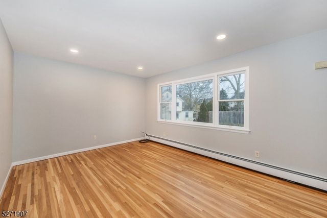 32 Walnut St, Pompton Lakes Boro, NJ 07442