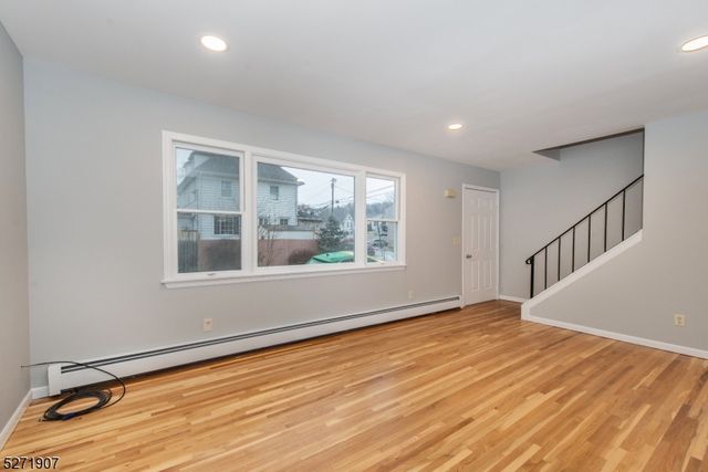 32 Walnut St, Pompton Lakes Boro, NJ 07442