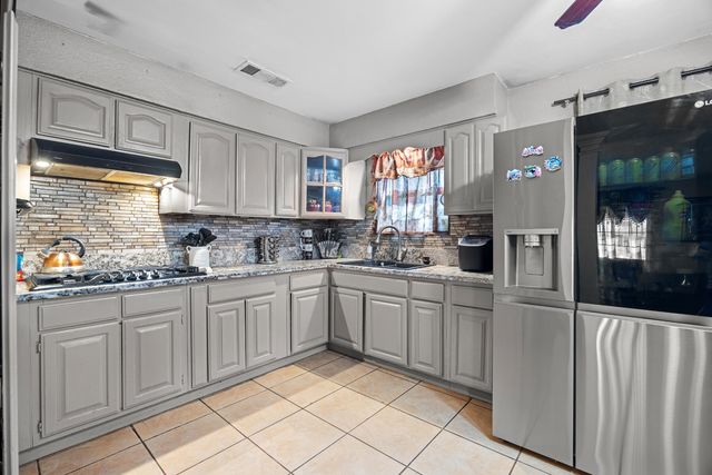 931 S Amber Street, Tulare, CA 93274