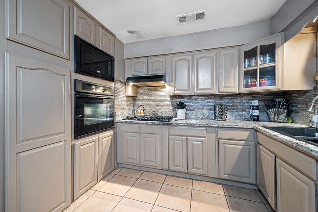 931 S Amber Street, Tulare, CA 93274