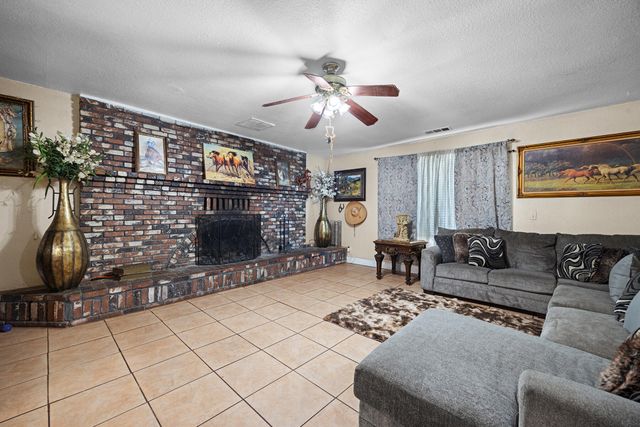 931 S Amber Street, Tulare, CA 93274