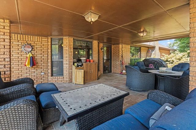 826 S Ebeling Drive, Mustang, OK 73064