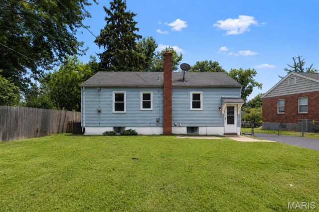 10509 Saint Henry Lane, St Ann, MO 63074
