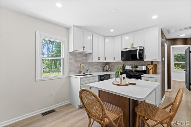 10509 Saint Henry Lane, St Ann, MO 63074