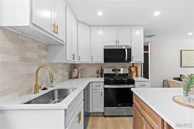 10509 Saint Henry Lane, St Ann, MO 63074