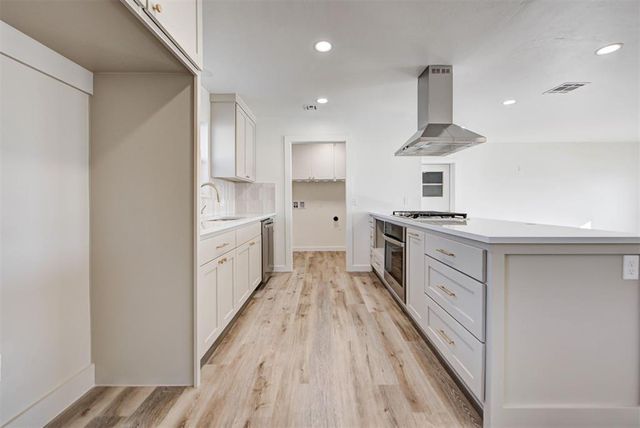 1605 S Broadway Avenue, Moore, OK 73160