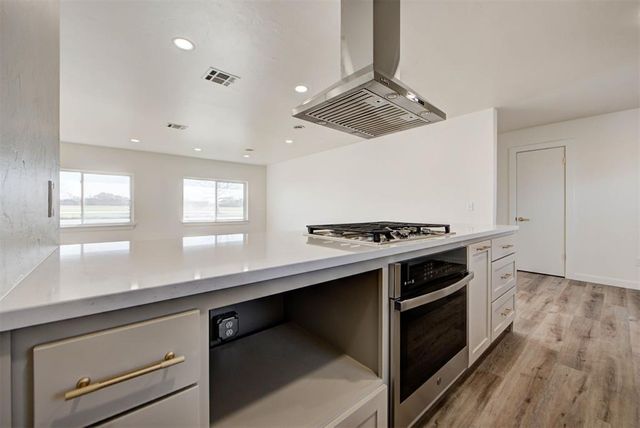 1605 S Broadway Avenue, Moore, OK 73160