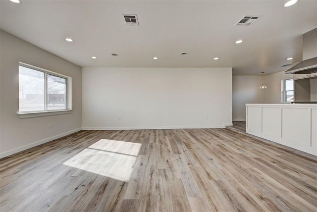 1605 S Broadway Avenue, Moore, OK 73160