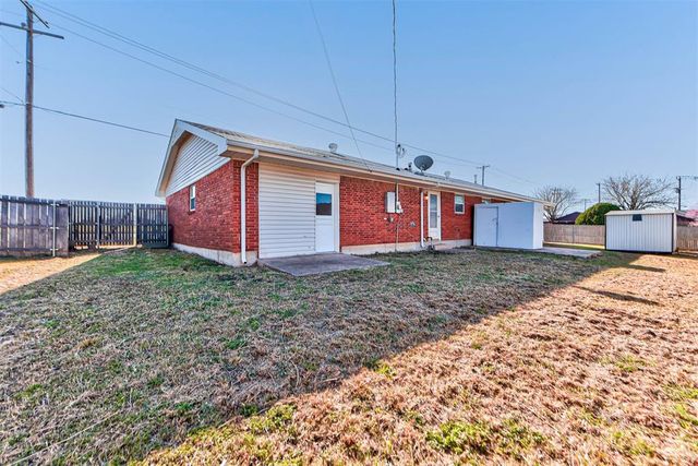 1605 S Broadway Avenue, Moore, OK 73160