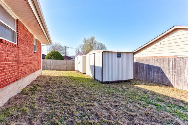 1605 S Broadway Avenue, Moore, OK 73160