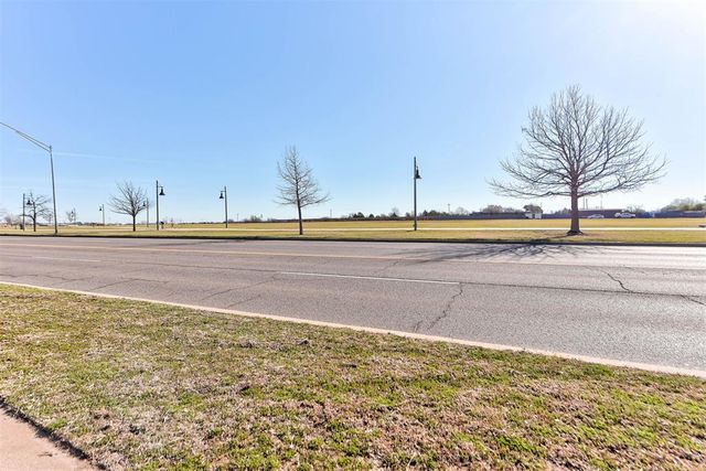 1605 S Broadway Avenue, Moore, OK 73160