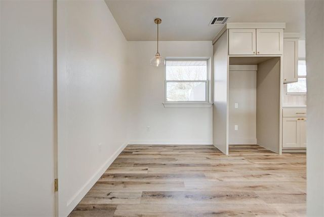 1605 S Broadway Avenue, Moore, OK 73160