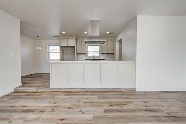 1605 S Broadway Avenue, Moore, OK 73160