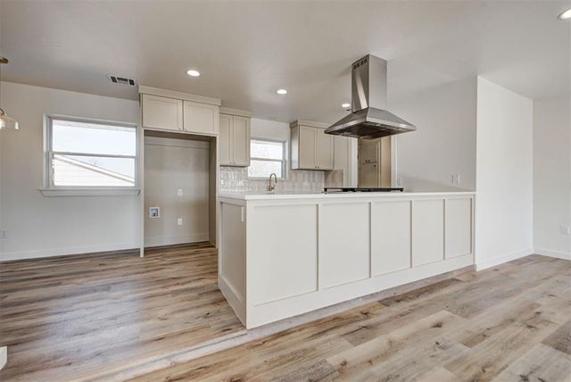 1605 S Broadway Avenue, Moore, OK 73160