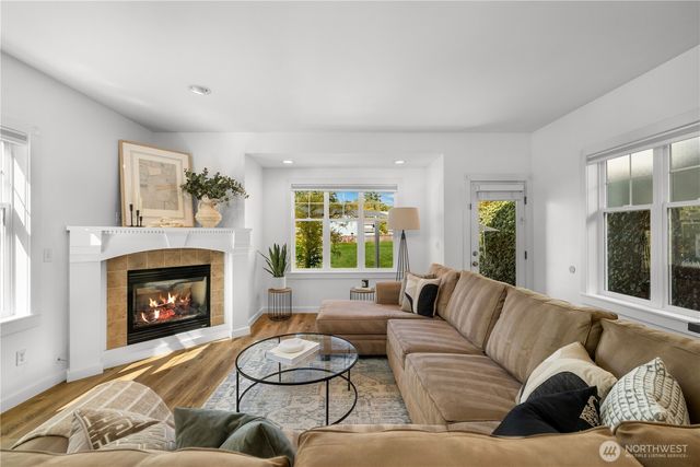 1827 Parade Grounds Avenue NE, Bainbridge Island, WA 98110