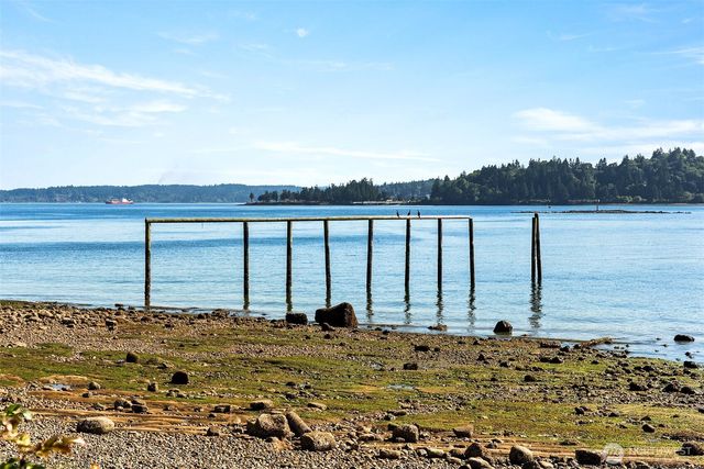 1827 Parade Grounds Avenue NE, Bainbridge Island, WA 98110