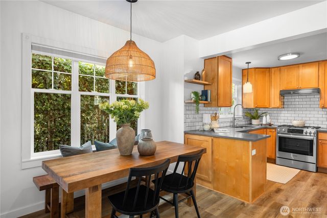 1827 Parade Grounds Avenue NE, Bainbridge Island, WA 98110