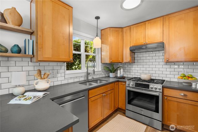 1827 Parade Grounds Avenue NE, Bainbridge Island, WA 98110