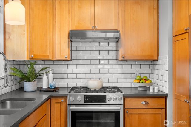 1827 Parade Grounds Avenue NE, Bainbridge Island, WA 98110