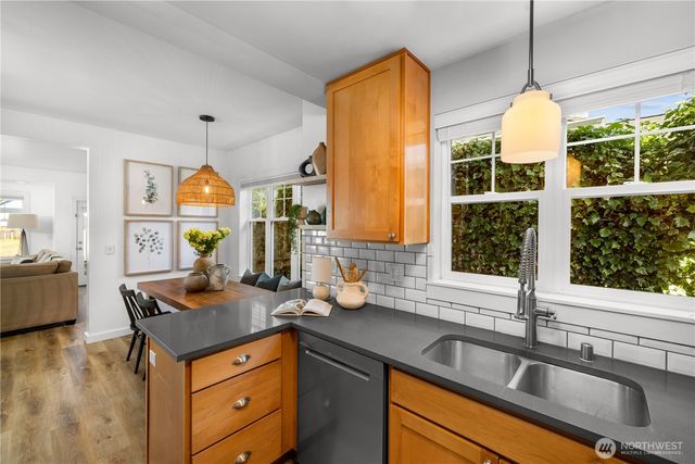 1827 Parade Grounds Avenue NE, Bainbridge Island, WA 98110