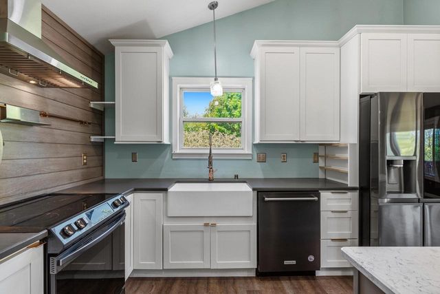 864 Mallinger DRIVE, Port Washington, WI 53074