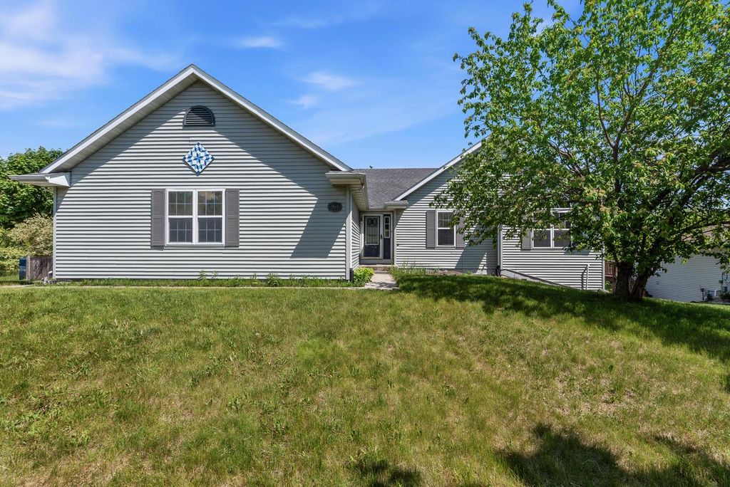 864 Mallinger DRIVE, Port Washington, WI 53074