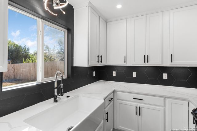 9346 Valley Hedge, San Antonio, TX 78250