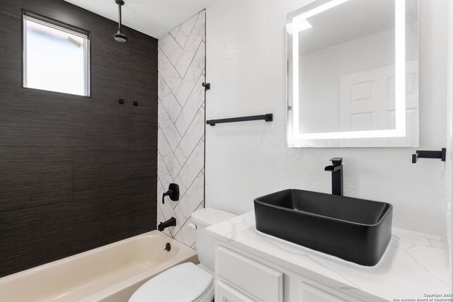 9346 Valley Hedge, San Antonio, TX 78250