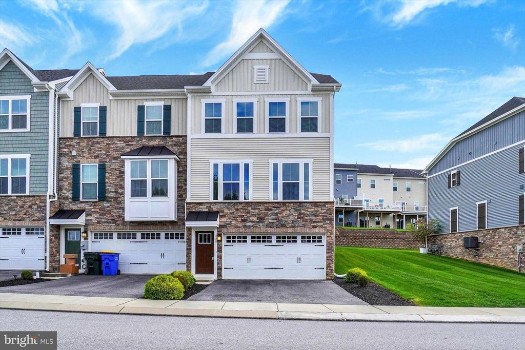 1028 ROSECROFT LN, York, PA 17403