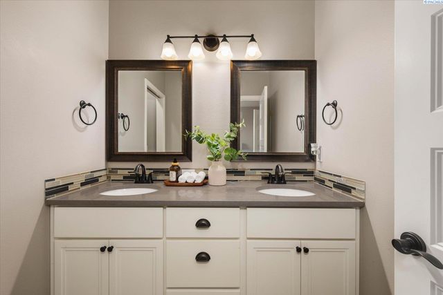 6045 W 41st Ave, Kennewick, WA 99338